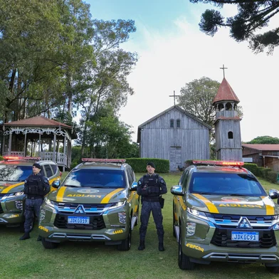 Na manhã desta sexta-feira, 23 de maio, o 4º Batalhão de Polícia de Choque da Brigada Militar recebeu 03 (três) novas viaturas semi-blindadas modelo Mitsubishi/Pajero Sport. Os veículos serão utilizados nas ações de patrulhamento e enfrentamento à criminalidade realizadas pela unidade.<!-- NICAID(16045060) -->