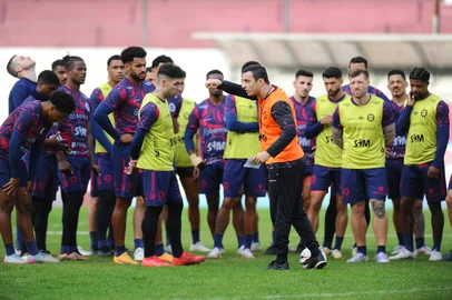 CAXIAS DO SUL, RS, BRASIL, 16/07/2025. Caxias realiza treinamento no Estádio Centenário na preparação para enfrentar o Náutico pela 13ª rodada da Série C do Campeonato Brasileiro. Na foto, técnico Junior Rocha (C) conversando com os jogadores. (Porthus Junior/Agência RBS)<!-- NICAID(16081864) -->