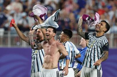 Odd ANDERSEN / AFP Argentina's forward #10 Lionel Messi and teammates celebrate the 3-1 victory over Switzerland at the end of the 2026 World Cup football tournament quarter-final match between Argentina and Switzerland at the Kansas City Stadium in Kansas City on July 11, 2026. (Photo by Odd ANDERSEN / AFP)Editoria: SPOLocal: Kansas CityIndexador: ODD ANDERSENSecao: soccerFonte: AFPFotógrafo: STF<!-- NICAID(16325798) -->