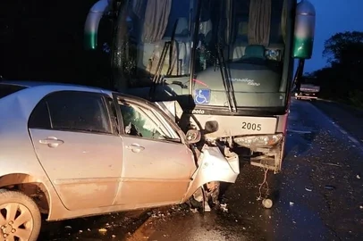 Colisão frontal entre carro e ônibus na BR-285 em Mato Castelhano