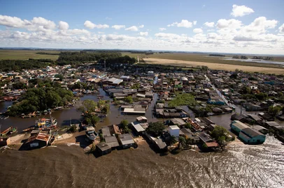 14.05.2024 - SobrevÃ´o sobre as cidades de Pelotas e SÃ£o LourenÃ§o do Sul mostrando a situaÃ§Ã£o das enchentes - Foto: Gustavo VaraSobrevôo sobre as cidades de Pelotas e São Lourenço do Sul mostrando a situação das enchentes - Foto: Gustavo Vara/Prefeitura de Pelotas/DivulgaçãoIndexador: Foto: Gustavo Vara<!-- NICAID(15763967) -->