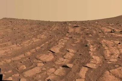 A existência de água em Marte não é novidade para cientistas. Até então, evidências encontradas por pesquisadores sugeriam a presença de lagos ou riachos no planeta. Entretanto, novas imagens reveladas pela Agência Aeroespacial dos Estados Unidos (Nasa) estão levando os cientistas a repensarem a ideia sobre os ambientes aquáticos em Marte, uma vez que indicam a existência de um rio possivelmente volumoso e agitado.<!-- NICAID(15428677) -->