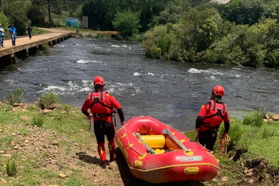 Corpo de Bombeiros de Vacaria / Divulgação A Defesa Civil do Rio Grande do Sul confirmou, na manhã desta segunda-feira (10), que a morte de Augusto Rauber da Silva, de 21 anos, morador de Jaquirana, é considerada decorrente do ciclone extratropical que atingiu o Estado nos últimos dias. O corpo foi encontrado neste domingo (9), às margens do Rio Capivaras, em São José dos Ausentes, após buscas realizadas pelo Corpo de Bombeiros Militar.<!-- NICAID(16164115) -->