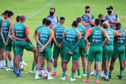 CAXIAS DO SUL, RS, BRASIL, 11/03/2021. Treino do Juventude, no CT. O Ju se prepara para jogar contra o Pelotas em Novo Hamburgo, pelo campeonato Gaúcho. Na foto, técnico Marquinhos Santos (E), conversa com jogadores. (Porthus Junior/Agência RBS)<!-- NICAID(14733171) -->