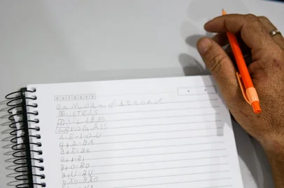 Canoas, RS, Brasil, 08-04-2024: Número de analfabetos no RS, repercutindo o impacto social e econômico do analfabetismo no Brasil. Imagens captadas na EMEF Max Oderich, na turma do EJA de alfabetização. - Foto: Duda Fortes/Agência RBS<!-- NICAID(15729777) -->