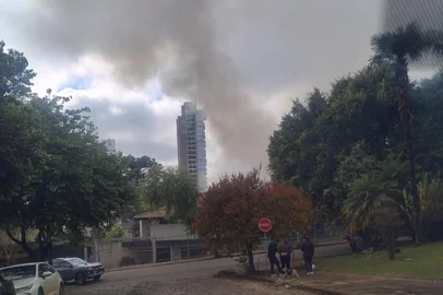 Incêndio em residência deixa dois idosos feridos em Passo Fundo<!-- NICAID(16291999) -->