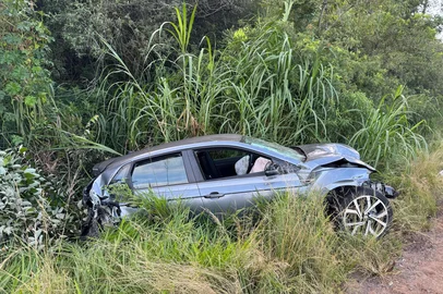 Homem morre em acidente envolvendo dois carros e caminhão na RS-124 em Montenegro <!-- NICAID(16010944) -->