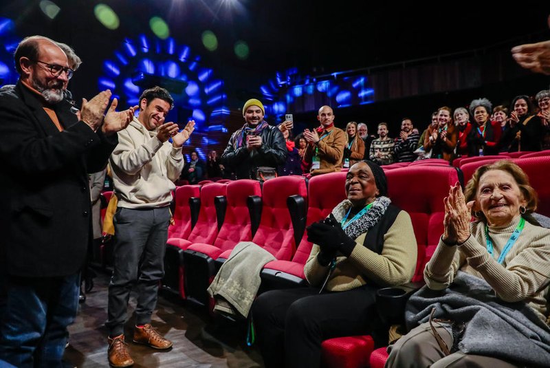 Curadorores do Festival de Cinema de Gramadoi, Marcos Santuário e Caio Blat, aplaudem as  homenageadas com o Troféu Oscarito, as atrizes Léa Garcia e Laura Cardoso.<!-- NICAID(15509750) -->