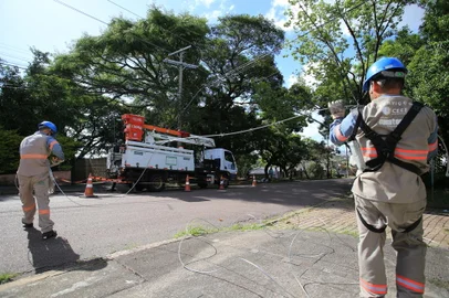 Porto Alegre, RS, Brasil, 21/01/2024 - Restauração da rede elétrica no bairro Jardim Medianeira - Foto: Ronaldo Bernardi/Agência RBS<!-- NICAID(15656470) -->
