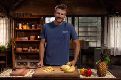 Rodrigo Hilbert no cenário da próxima temporada do Tempero de Família, do GNT, que já entrou em produção. Estreia em 2021<!-- NICAID(14649112) -->