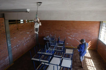 Porto Alegre, RS, Brasil, 10-02-2025: Escola Estadual de Ensino Fundamental Professor Sylvio Torres, no bairro Agronomia, tem ventiladores que não funcionam em diversas salas de aula. Voluntários ajudavam na limpeza dos espaços. Instituição não recebeu estudantes, conforme liminar da Justiça que adiou em uma semana o início das aulas nas escolas do Estado. Foto: Mateus Bruxel / Agência RBSIndexador: MATEUS BRUXEL<!-- NICAID(15972870) -->