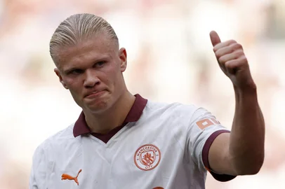 Manchester City's Norwegian striker #09 Erling Haaland reacts as leaves the pitch after being substituted off during the English Premier League football match between West Ham United and Manchester City at the London Stadium, in London on September 16, 2023. Manchester City won the match 3-1. (Photo by Ian Kington / IKIMAGES / AFP) / RESTRICTED TO EDITORIAL USE. No use with unauthorized audio, video, data, fixture lists, club/league logos or 'live' services. Online in-match use limited to 45 images, no video emulation. No use in betting, games or single club/league/player publications.Editoria: SPOLocal: LondonIndexador: IAN KINGTONSecao: soccerFonte: IKIMAGESFotógrafo: STR<!-- NICAID(15544137) -->
