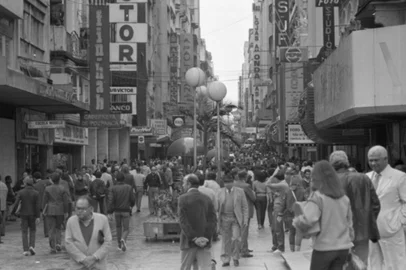 Movimento na Rua dos Andradas (Rua da Praia), em julho de 1983.-#ENVELOPE: 12566<!-- NICAID(14292684) -->