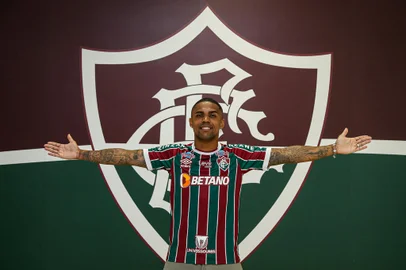 Ex-atacante do Grêmio, Douglas Costa é apresentado pelo Fluminense.<!-- NICAID(15662801) -->