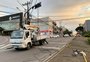 Carro derruba semáforo e interrompe trânsito na Av. São Leopoldo, em Caxias