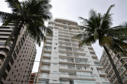 Picture of the Solaris luxury seaside flat where former Brazilian President Luiz Inacio Lula Da Silva allegedly owns a triplex apartment, across Asturias beach in Guaruja, some 90 km from Sao Paulo, Brazil, taken on April 16, 2018.Supporters of Lula da Silva invaded for a few hours on April 16, 2018 the apartment that the former president allegedlly received as a bribe and for which he is serving a 12-year prison sentence. Some thirty leftist militants entered the building in Guaruja, and hung banners on the balcony against his imprisonment for corruption and money laundering. / AFP PHOTO / Nelson ALMEIDAEditoria: POLLocal: GuarujaIndexador: NELSON ALMEIDASecao: corporate crimeFonte: AFPFotógrafo: STF<!-- NICAID(13520797) -->