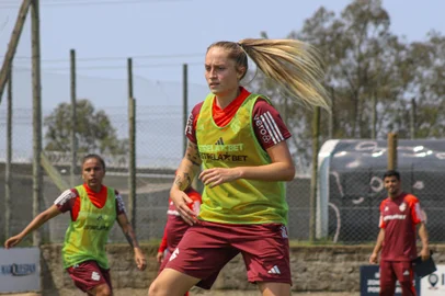Isa Haas, zagueira das Gurias Coloradas, em treino preparatório para o Gauchão Feminino. <!-- NICAID(15886701) -->