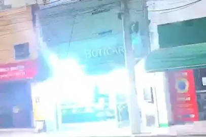 Descarga elétrica após rompimento de cabo de energia na Avenida da Azenha, em Porto Alegre, nesta sexta-feira (6)