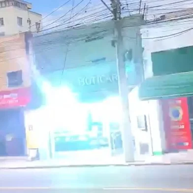 Descarga elétrica após rompimento de cabo de energia na Avenida da Azenha, em Porto Alegre, nesta sexta-feira (6)