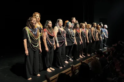 O Teatro Municipal Pedro Parenti, receberá nos dias 23 e 24 de novembro, às 19h30min, o Coro Municipal de Caxias do Sul, da Secretaria Municipal da Cultura (SMC), com a apresentação do concerto “Afrika Takatifu". Os ingressos já estão disponíveis na Casa da Cultura Percy Vargas de Abreu e Lima, e podem ser retirados de segunda a sexta-feira, das 9h às 16h, e no feriado do dia 20 de novembro, das 18h às 20h, no térreo da Casa da Cultura. O valor é de R$10,00 mais um quilo de alimento não perecível que deverá ser entregue na retirada.<!-- NICAID(15917488) -->