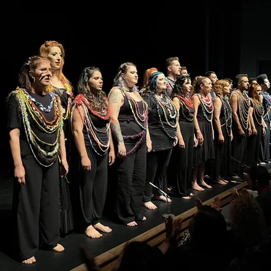 O Teatro Municipal Pedro Parenti, receberá nos dias 23 e 24 de novembro, às 19h30min, o Coro Municipal de Caxias do Sul, da Secretaria Municipal da Cultura (SMC), com a apresentação do concerto “Afrika Takatifu". Os ingressos já estão disponíveis na Casa da Cultura Percy Vargas de Abreu e Lima, e podem ser retirados de segunda a sexta-feira, das 9h às 16h, e no feriado do dia 20 de novembro, das 18h às 20h, no térreo da Casa da Cultura. O valor é de R$10,00 mais um quilo de alimento não perecível que deverá ser entregue na retirada.<!-- NICAID(15917488) -->