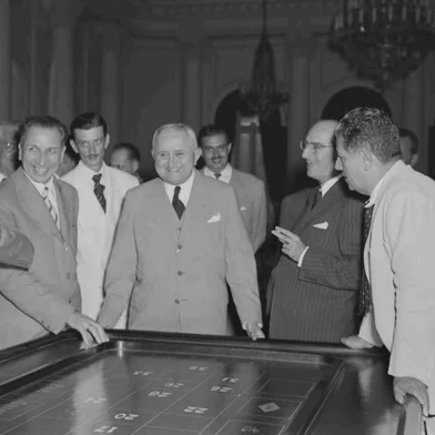 Eurico Gaspar Dutra em mesa de antigo cassino de MG em 1948<!-- NICAID(15796556) -->