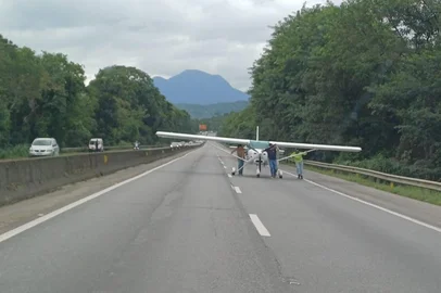 GARUVA, SC, BRASIL - 05/04/2025 - Avião faz pouso forçado na BR-101, em SC<!-- NICAID(16011077) -->