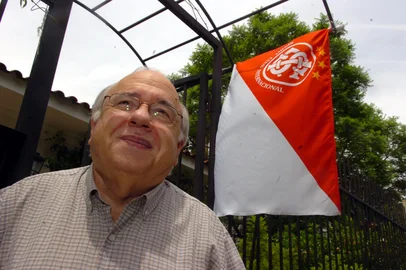 *** R.Chaves - LFVerissimo colorado ***O colorado Luis Fernando Verissimo em casa feliz logo após o Inter ganhar do Barcelona e chegar a campeão do mundo. Ele com a edição EXTRA de ZH na mão.<!-- NICAID(1878752) -->