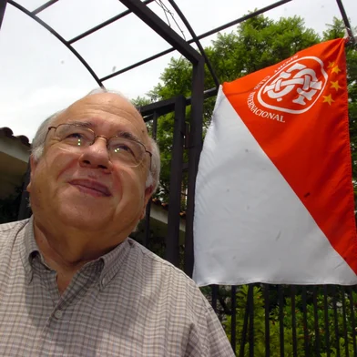 *** R.Chaves - LFVerissimo colorado ***O colorado Luis Fernando Verissimo em casa feliz logo após o Inter ganhar do Barcelona e chegar a campeão do mundo. Ele com a edição EXTRA de ZH na mão.<!-- NICAID(1878752) -->