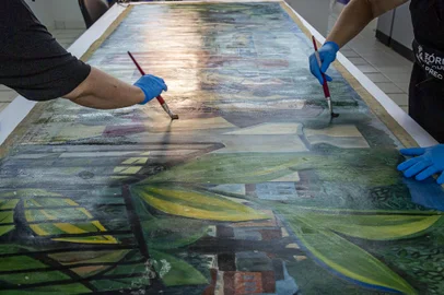 Integrantes do curso de Conservação e Restauração de Bens Culturais da Universidade Federal de Pelotas (UFPel) atuam no restauro das obras de arte vandalizadas pelos golpistas do 8 de janeiro. Nas fotos, As mulatas, de Di Cavalcanti.COLUNA 360 GRAUS<!-- NICAID(15797639) -->