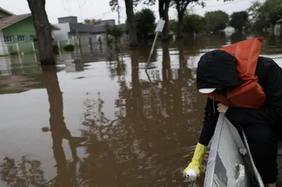 Eldorado do Sul, Brasil, 16-05-2024: Pesquisadores do IPH da Ufrgs coletam amostras para estudos. Foto: Mateus Bruxel, Agência RBS<!-- NICAID(15765599) -->