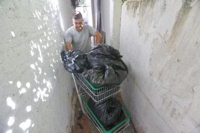 PORTO ALEGRE, RS, BRASIL, 01/06/2023- Containers lotados na Rua Freire Alemão. Na foto, Ronei Goulart, guarda o lixo em casa por não ter mais espaço no container.Foto: Lauro Alves  / Agencia RBS<!-- NICAID(15444731) -->