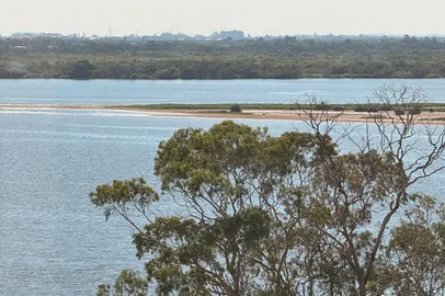 Banco de areia no Guaíba, em Porto Alegre. Sinal de estiagem<!-- NICAID(16223316) -->