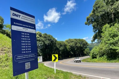O Departamento Nacional de Infraestrutura de Transportes (DNIT) informa que, a partir desta segunda-feira (05), será retomado o sistema de comboio na BR-470, no trecho da Serra das Antas, entre os municípios de Veranópolis e Bento Gonçalves.O tráfego controlado havia sido liberado desde o dia 19 de dezembro, em razão das festas de fim de ano e do aumento significativo do fluxo de veículos no período. Com o avanço das obras de recuperação e melhorias na rodovia, o DNIT retoma a operação em comboio para garantir a segurança dos usuários e das equipes que atuam na via.A partir das 8h, o trânsito será interrompido em Veranópolis, dando início ao tradicional sistema de comboio no sentido Bento Gonçalves, que ocorre das 8h às 8h30. Na sequência, o fluxo é invertido, com liberação controlada no sentido oposto, e o sistema passa a operar alternadamente ao longo de todo o dia.<!-- NICAID(16197494) -->