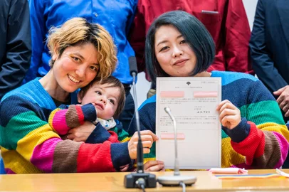 Mamiko Moda (L) and her partner Satoko Nagamura with their son holds a same-sex partnership certificate as they pose for a photograph after a press conference at the Tokyo Metropolitan Government building in Tokyo on November 1, 2022. - Tokyo began issuing partnership certificates to same-sex couples who live and work in the capital on November 1, a long-awaited move in a country without marriage equality. (Photo by Yuichi YAMAZAKI / AFP)Editoria: SOILocal: TokyoIndexador: YUICHI YAMAZAKISecao: gays and lesbiansFonte: AFPFotógrafo: STF<!-- NICAID(15251958) -->