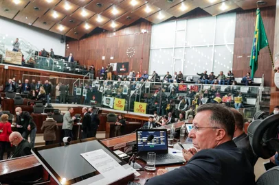 O governo do Rio Grande do Sul conseguiu aprovar, nesta terça-feira (17), o projeto que ganhou contorno de polêmica na Assembleia Legislativa, diante da proximidade eleitoral. A mudança nas regras do teto de gastos estadual, crucial para garantir a permanência do Rio Grande do Sul no regime de recuperação fiscal (RRF), foi aprovado por 32 votos favoráveis e 13 contrários.<!-- NICAID(15098513) -->