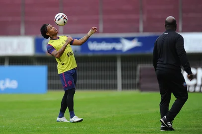 CAXIAS DO SUL, RS, BRASIL, 16/07/2025. Caxias realiza treinamento no Estádio Centenário na preparação para enfrentar o Náutico pela 13ª rodada da Série C do Campeonato Brasileiro.  Na foto, atacante Iago. (Porthus Junior/Agência RBS)Indexador: BTK<!-- NICAID(16081858) -->