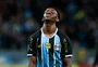 Com dores no púbis, Gabriel Mec é mais um desfalque do Grêmio contra a Chapecoense