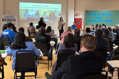 Grupo apresenta projeto de escola bilíngue para alunos surdos de o Fundo à comunidade<!-- NICAID(16049915) -->