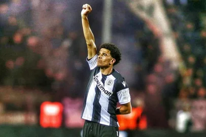 Taison durante jogo do Paok<!-- NICAID(15584701) -->