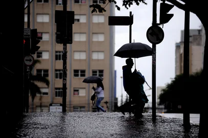 CAXIAS DO SUL, RS, BRASIL, 15/05/2018Manhã de chuva e temperatura de 15 a 17 graus na cidade de Caxias do Sul(Lucas Amorelli/Agência RBS)<!-- NICAID(13548974) -->