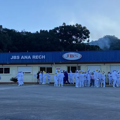 JBS nega que venezuelano tenha pedido ajuda na enfermaria, em Caxias do Sul<!-- NICAID(15425392) -->