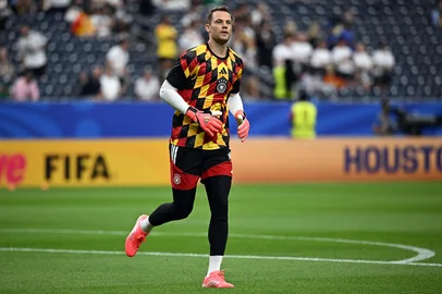 Germany's goalkeeper #1 Manuel Neuer takes part in the warm-up ahead of the 2026 World Cup Group E football match between Germany and Curacao at the Houston Stadium in Houston on June 14, 2026.  (Photo by Paul ELLIS / AFP)<!-- NICAID(16306028) -->