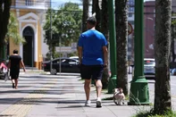 CAXIAS DO SUL, RS, BRASIL, 24/01/2026. Calor e clima seco se estendem até a metade da próxima semana na Serra. Na foto: homem caminha com cachorro. (Ariéli Ziegler/RBS)Indexador: Arieli Ziegler<!-- NICAID(16210987) -->