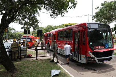 PORTO ALEGRE, RS, BRASIL - 13/12/2024 - Acidente na Érico Veríssimo próximo ao Ginásio Tesourinha envolvendo um Kia com ônibus. FOTO: JEFFERSON BOTEGA, AGÊNCIA RBS<!-- NICAID(15935085) -->