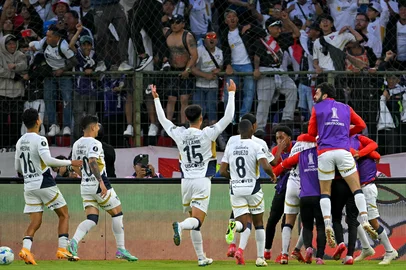 Liga de Quito's Argentine forward #09 Lisandro Alzugaray celebrates with teammates after scoring his team's second goal during the Copa Libertadores round of 16 second leg football match between Ecuador's Liga de Quito and Brazil's Botafogo at the Rodrigo Paz Delgdo Stadium in Quito on August 21, 2025. (Photo by Rodrigo BUENDIA / AFP)<!-- NICAID(16107294) -->