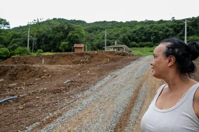 SANTA TEREZA, RS, BRASIL, 21/11/2024. Segmento agrícola de Santa Tereza se recupera dos efeitos da enchente após seis meses. Elanei Maria Medeiros Gomes, 70 anos - moradora de Santa Tereza que receberá casa nova pelo projeto do Gov. do Estado (Neimar De Cesero/Agência RBS)Indexador: Neimar De Cesero<!-- NICAID(15919506) -->