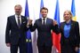 O presidente francês Emmanuel Macron (C) posa com o primeiro-ministro da República Tcheca Petr Fiala (E) e a primeira-ministra da Suécia Magdalena Andersson enquanto a presidência da UE é entregue da França para a República Tcheca antes da Suécia, no centro de congressos Ifema no último dia da Cúpula de Chefes de Estado da OTAN em Madri em 30 de junho de 2022. (Foto de Bertrand GUAY / POOL / AFP)<!-- NICAID(15136705) -->