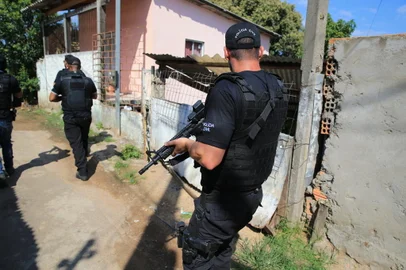 PORTO ALEGRE, RS - Polícia Civil realiza operação para prender suspeitos de tráfico e homicídios na Vila Buraco Quente, Morro Santa Tereza, zona sul de Porto Alegre. Ação integra a operação Pulso Forte. Foto: Ronaldo Bernardi / Agencia RBS<!-- NICAID(15335756) -->