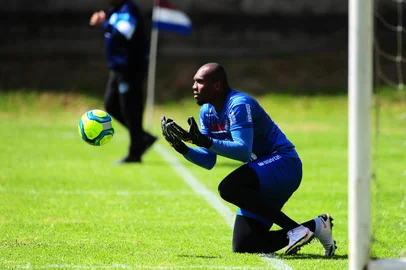 CAXIAS DO SUL, RS, BRASIL, 02/04/2022. Caxias x Glória, jogo-treino realizado no CT Baixada Rubra/Vanderlei Bersaghi. Na foto, goleiro André Lucas. (Porthus Junior/Agência RBS)Indexador:                                 <!-- NICAID(15058563) -->